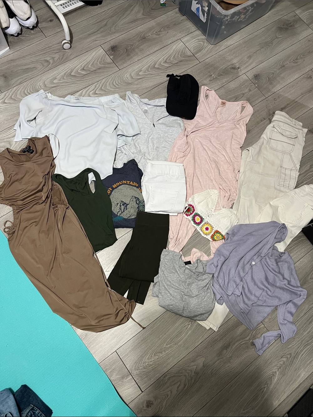 Mixed Women's Clothing Bundle - Neutrals & Pastels all have a mark